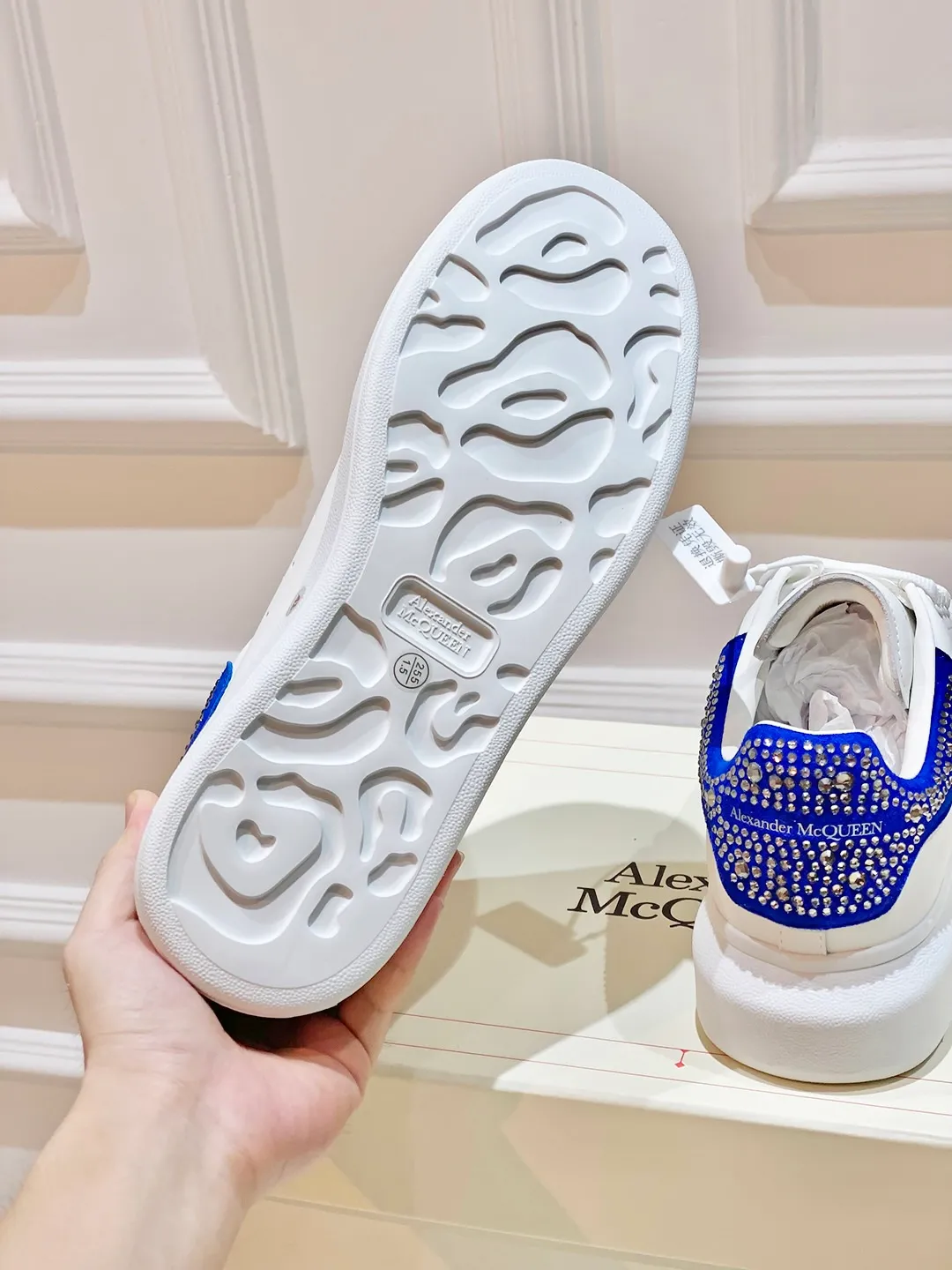 👟👟Ex-factory price 560👟👟 𝐀𝐥𝐞𝐱𝐚𝐧𝐝𝐞𝐫 𝐌𝐜𝐐𝐮𝐞𝐞𝐧A must-have for going out ~ full of confidence. McQueen white shoes are versatile and can instantly elongate your proportions. The long legs that fill the screen make you confident, sweet and cool, and can be controlled by both male and female gods, making you look better as you wear them. ⭐Shoe upper material: first-layer cowhide ⭐Shoe lining material: sheepskin ⭐Available sizes: 35-40, male 39-45 (female 40, male 45 customized)
